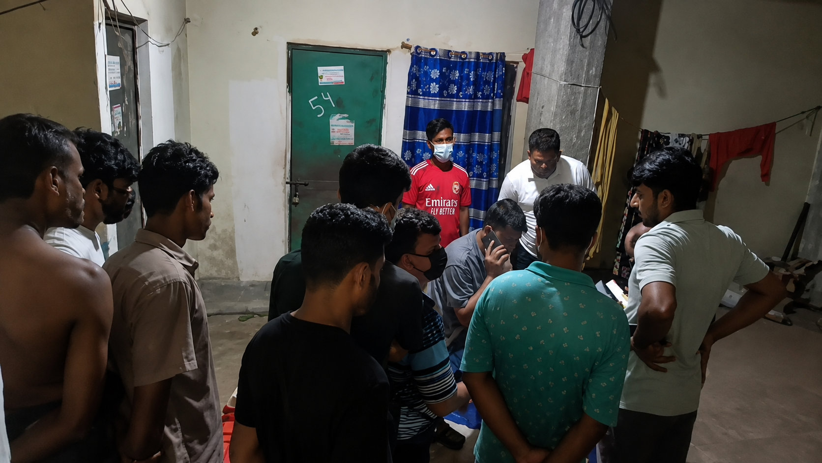 সাভার ক্রাইম নিউজ: আশুলিয়ায় তালাবদ্ধ ঘরে মিলল ৩ পচাগলা মরদেহ, হত্যার সন্দেহ পুলিশের